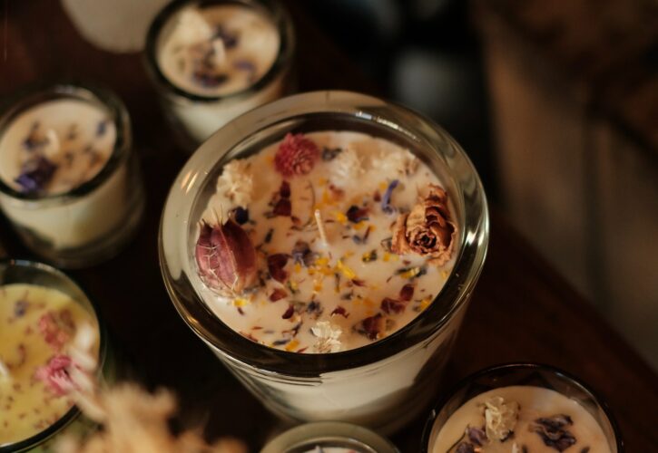 Can dried flowers be used in candles?