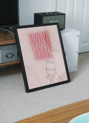 Plakater til hjemmet | Farverige Plakater | BOLIGPLAKATER | Smukke og unikke plakater til dit hjem | Plakater til stuen | Design plakater - Unikke plakater til det moderne hjem | plakater wine time for wine lovers