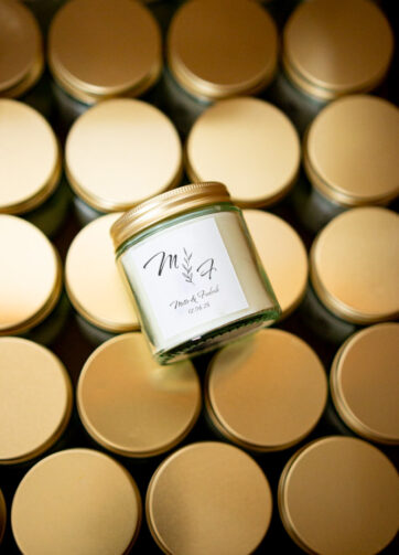 brylluplys gennemsigtigt med elegant gylden metalbund