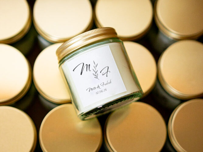 Personlige bryllupslys med egen etiket – en ny trend der tager bryllupper med storm