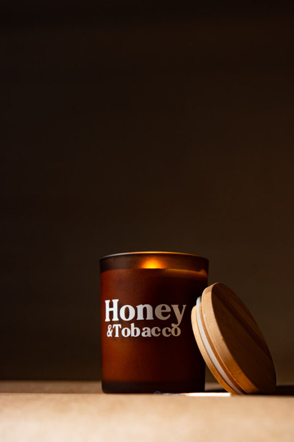 Duftlys – Honey & Tobacco | Lavet i Danmark Duftlys – Honey & Tobacco | Lavet i Danmark