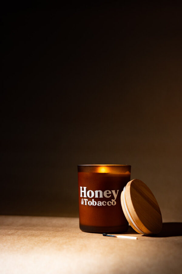 Duftlys – Honey & Tobacco | Lavet i Danmark Duftlys – Honey & Tobacco | Lavet i Danmark