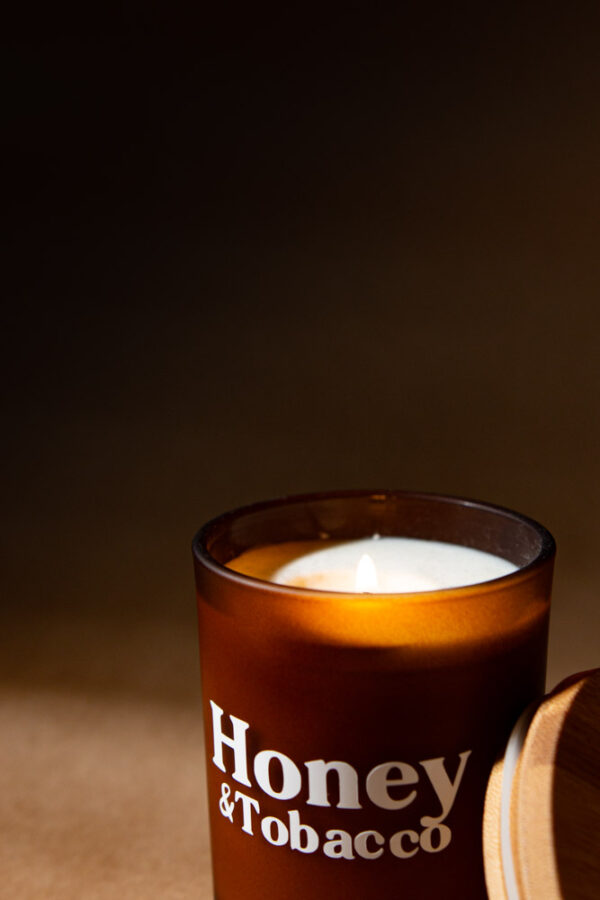 Duftlys – Honey & Tobacco | Lavet i Danmark Duftlys – Honey & Tobacco | Lavet i Danmark