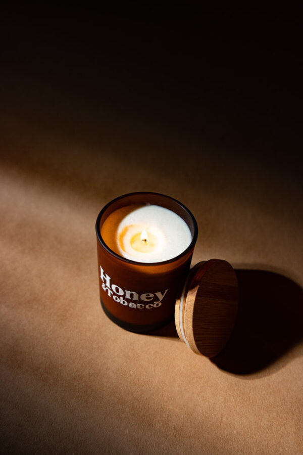 Duftlys – Honey & Tobacco | Lavet i Danmark Duftlys – Honey & Tobacco | Lavet i Danmark