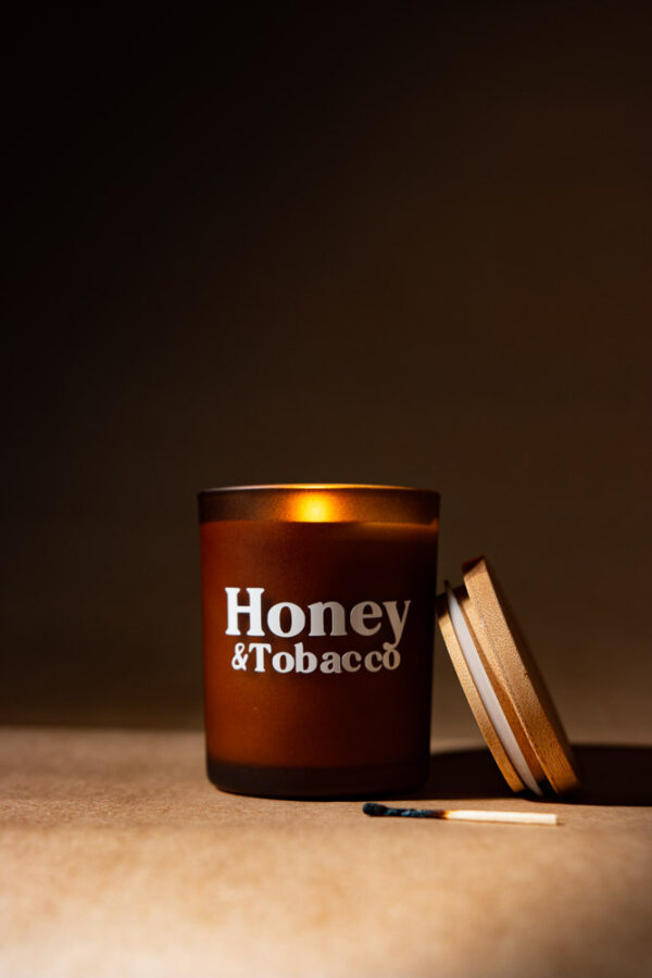 Duftlys – Honey & Tobacco | Lavet i Danmark Duftlys – Honey & Tobacco | Lavet i Danmark