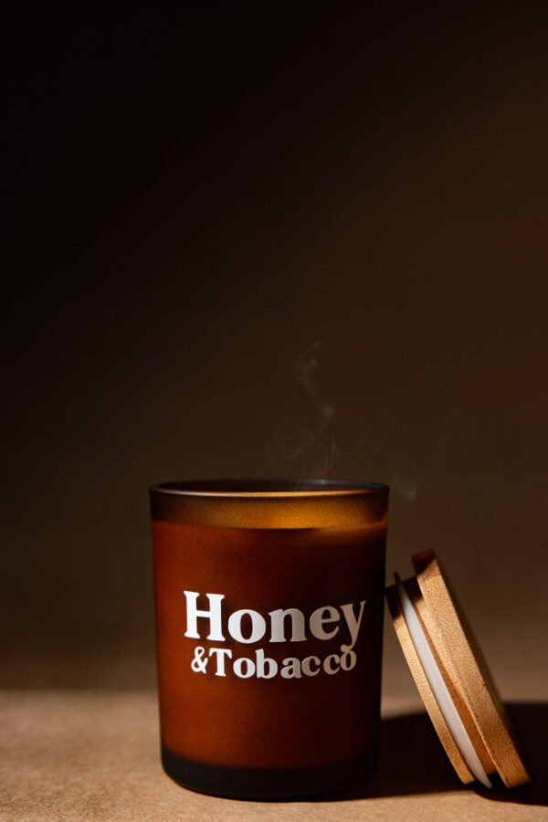 Duftlys – Honey & Tobacco | Lavet i Danmark Duftlys – Honey & Tobacco | Lavet i Danmark