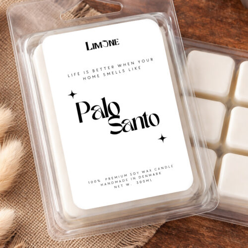 Varm og jordnær duftvoks med bløde trænoter inspireret af Palo Santo. Perfekt til rolige aftener og en afslappende atmosfære i hjemmet.