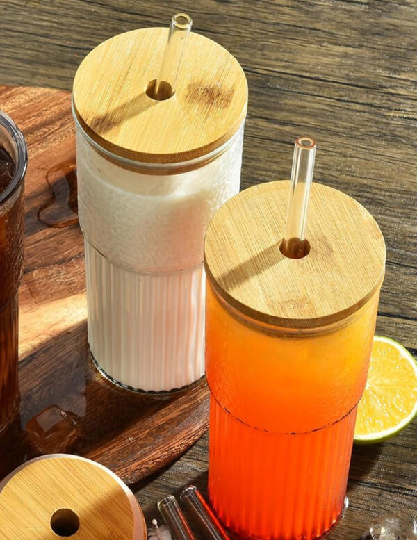 drikkeglas med sugerør, glas med låg, glas til iskaffe, smoothieglas, ribbet glas