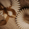 Beige dekorationslys med rillet struktur Minimalistisk sojavokslys til moderne boligindretning.