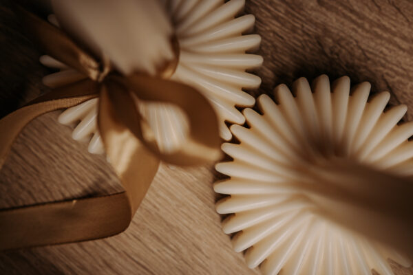 Beige dekorationslys med rillet struktur Minimalistisk sojavokslys til moderne boligindretning.