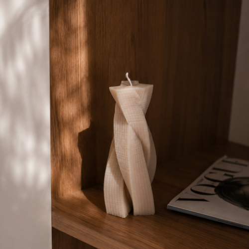 Cremefarvet dekorationslys i bølgeform fra Limone Candles, svaneke-snoet-dekorationslys-beige Snoet designlys i nordisk stil fra Limone Candles