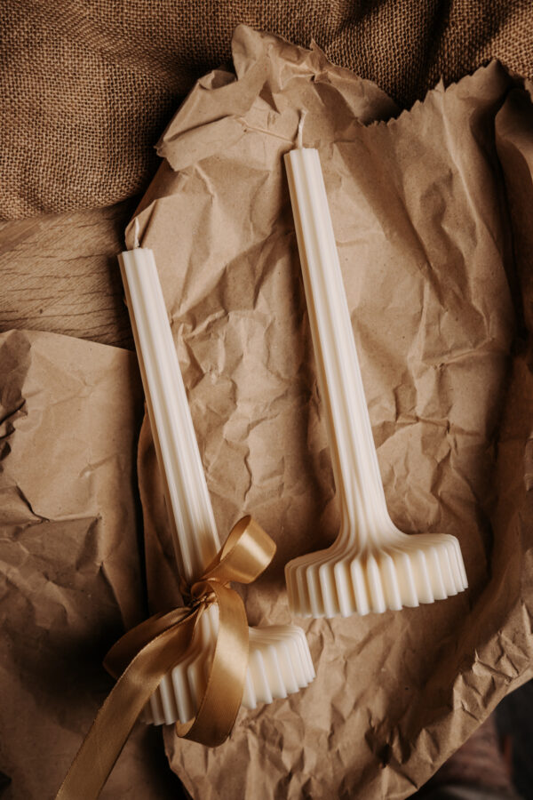Dekorationslys i beige med elegant rillet fod Højt dekorationslys i nordisk design på 29 cm.