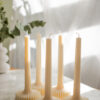Rillet dekorationslys i beige sojavoks fra Limone Candles Minimalistisk sojavokslys til moderne boligindretning.