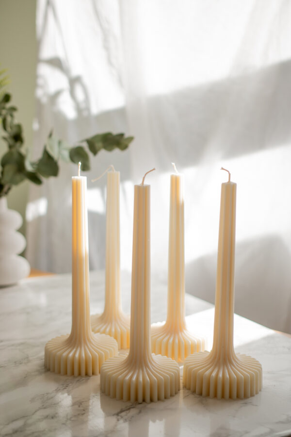 Rillet dekorationslys i beige sojavoks fra Limone Candles Minimalistisk sojavokslys til moderne boligindretning.
