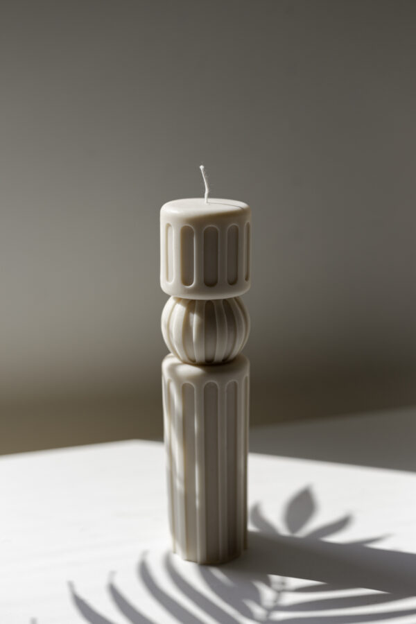 beige-dekorationslys-limone-candles Skulpturelt dekorationslys i nordisk design.