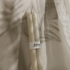 beige-stagelys-borddaekning Stagelys i hvid, beige og brun fra Limone Candles.