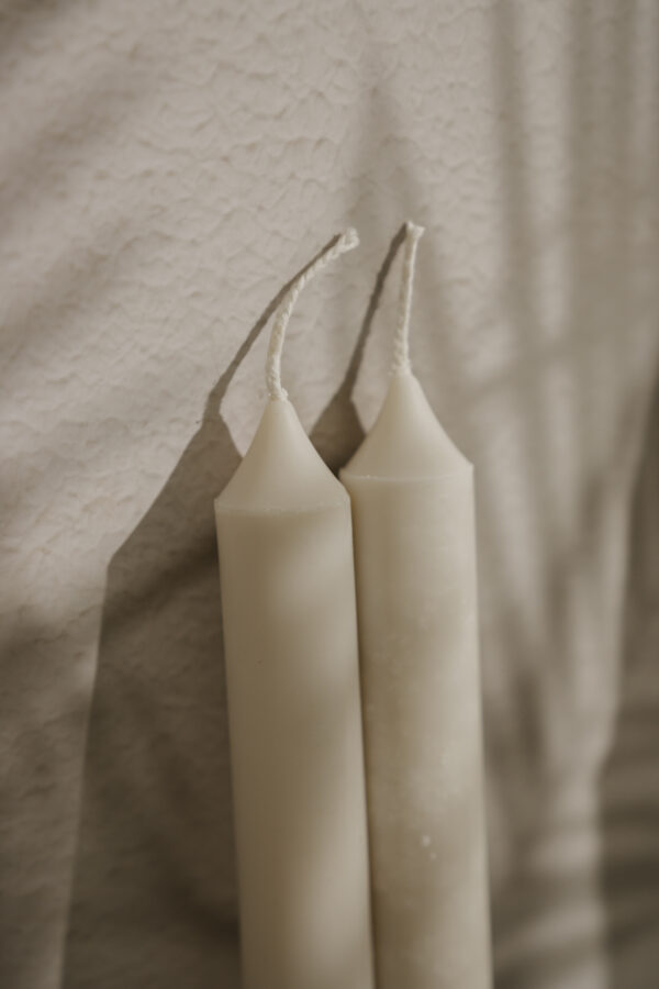 beige-stagelys-borddaekning 2 Klassisk stagelys fra Limone Candles.