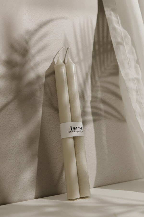 beige-stagelys-borddaekning Stagelys i hvid, beige og brun fra Limone Candles.