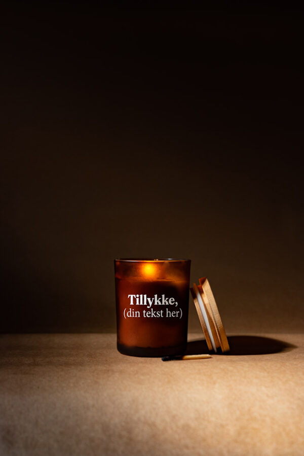 Personligt duftlys – “Tillykke [din tekst her]”