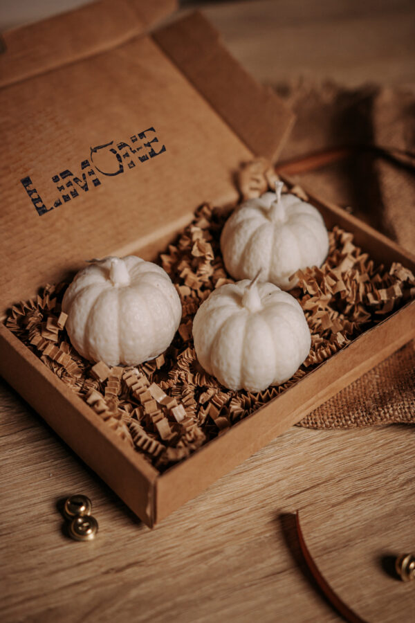 Beige græskarlys til hygge og Halloween.
