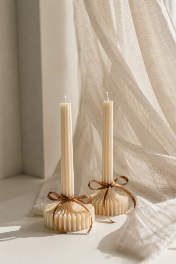 rillet-dekorationslys-sojavoks-29-cm Minimalistisk sojavokslys til moderne boligindretning.