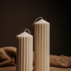 tisvilde-ribbet-sojavokslys Beige ribbet bloklys til nordisk boligindretning.