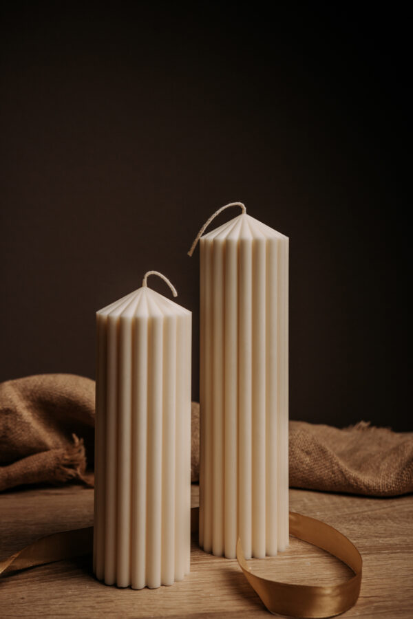 tisvilde-ribbet-sojavokslys Beige ribbet bloklys til nordisk boligindretning.