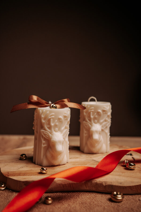 Bloklys med graveret rensdyr i hyggelig juledekoration 2 Bloklys med rensdyr | Limone Candles