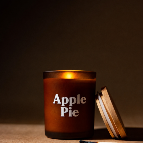 Duftlys Apple Pie i brunt glas med sojavoks og ca. 45 timers brændetid. En varm og hyggelig duft til efterårets rolige aftener. Duftlys Apple Pie – Hyggelig Efterårsduft
