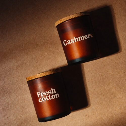 Duftlys sæt med Fresh Cotton og Cashmere. 2 håndlavede duftlys i 100 % sojavoks – perfekt til hygge, selvforkælelse eller som gave.