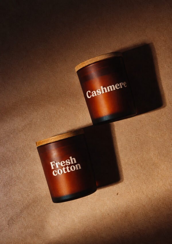 Duftlys sæt med Fresh Cotton og Cashmere. 2 håndlavede duftlys i 100 % sojavoks – perfekt til hygge, selvforkælelse eller som gave.