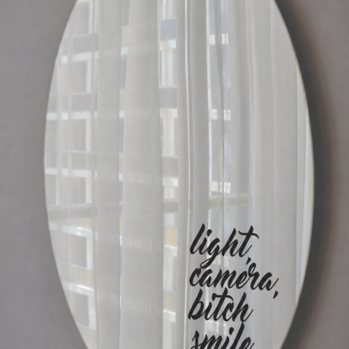Light Camera Bitch Smile vinyl sticker til spejl Light Camera Bitch Smile wallsticker Sort vinyl sticker med tekst til spejl Sjov vinyl tekst til spejl og væg
