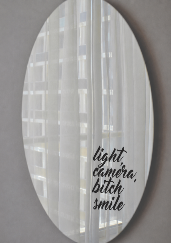 Light Camera Bitch Smile vinyl sticker til spejl Light Camera Bitch Smile wallsticker Sort vinyl sticker med tekst til spejl Sjov vinyl tekst til spejl og væg