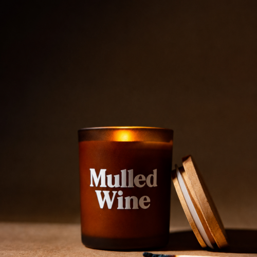 Skab ægte efterårshygge med vores Mulled Wine duftlys i brunt glas. Lavet med sojavoks og ca. 45 timers brændetid. Duftlys – Mulled Wine