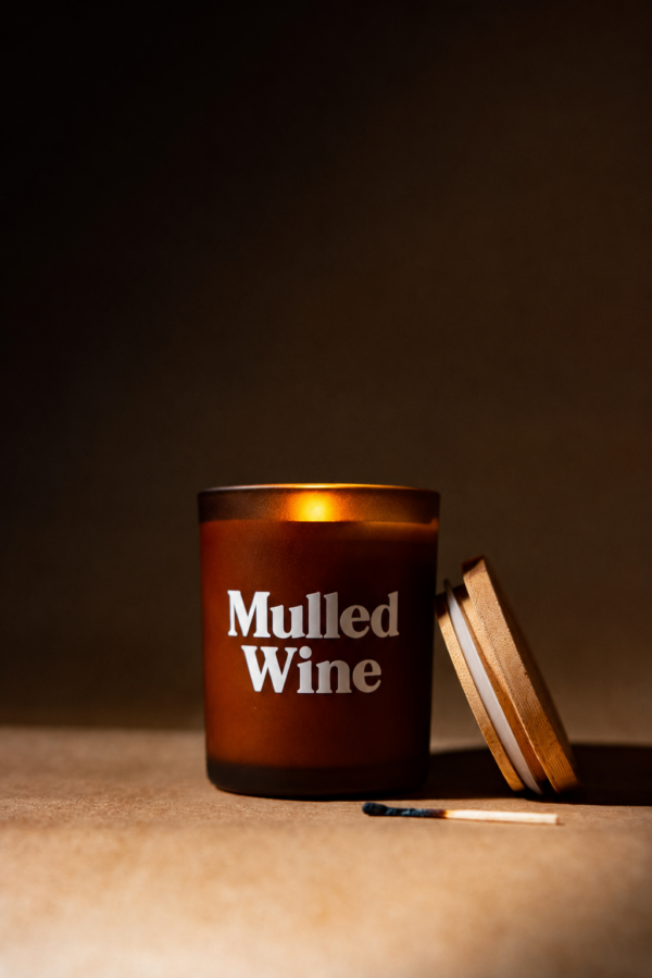 Skab ægte efterårshygge med vores Mulled Wine duftlys i brunt glas. Lavet med sojavoks og ca. 45 timers brændetid. Duftlys – Mulled Wine
